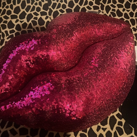 Luscious Lips sequined decorative pillow - Picture 3 of 10